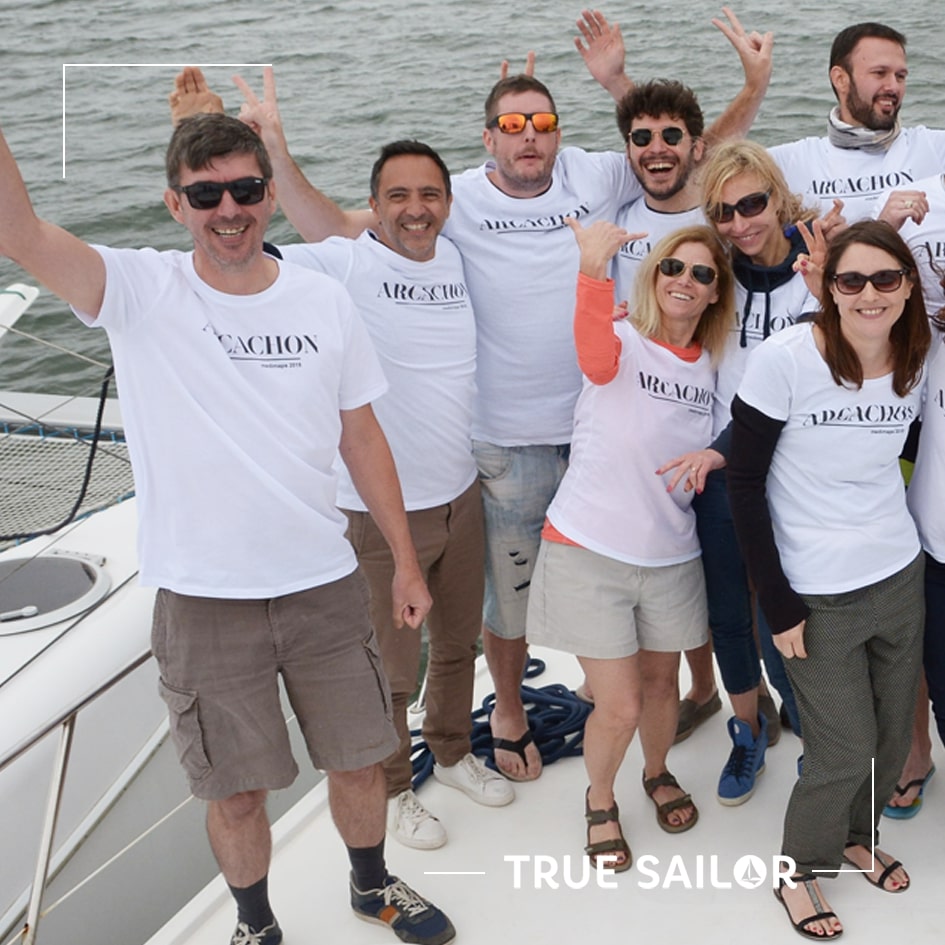 Photo team building d'équipe avec t-shirt catamaran